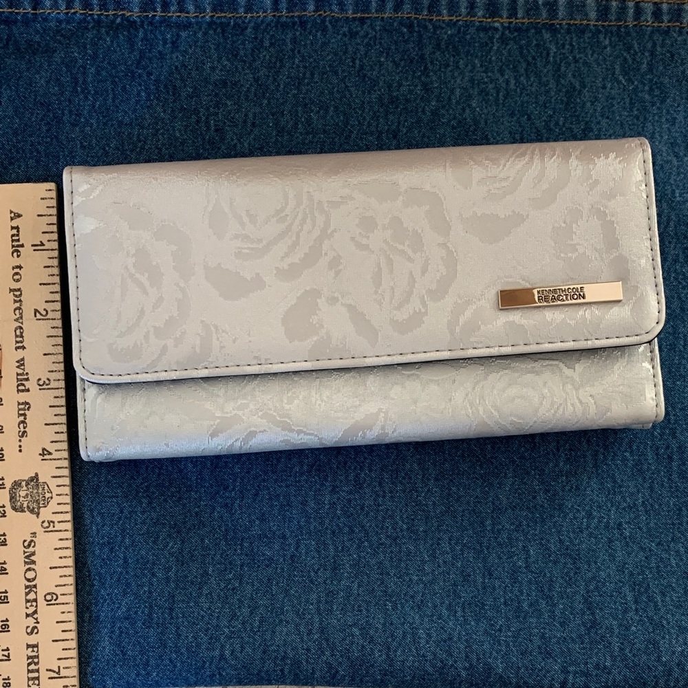 Kenneth Cole Reaction-Silver/Gray Floral Women's Fabric Wallet